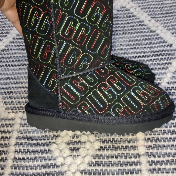 UGG Classic II Graphic Stitch Suede Boot Size 9 kids - Picture 5 of 11